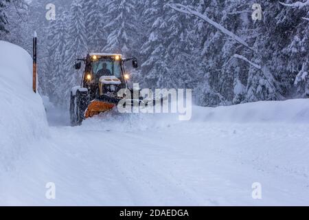 Route de défrichement de chasse-neige pendant le blizzard à Filzmoos (Autriche) Banque D'Images