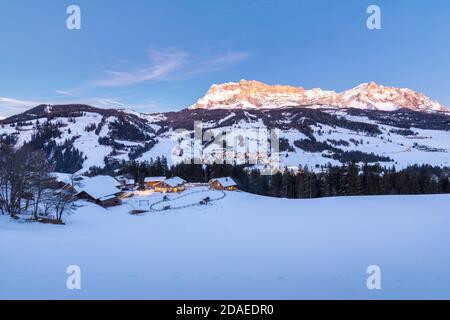 Village de Saint-Leonhard et de la montagne Heiligkreuzkofel vu de Maso Runch, Parc naturel de Fanes Sennes Prags, Abtei, Badia, vallée de Ladin, Gadertal, Bolzano, Tyrol du Sud, Italie, Europe Banque D'Images