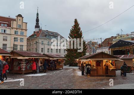 TALLINN, ESTONIE - 20 DÉCEMBRE 2019 : paysage urbain enneigé au moment de la foire traditionnelle de Noël Banque D'Images