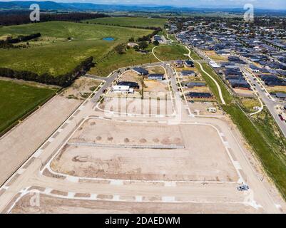 Plans aériens d'une propriété en développement dans la banlieue extérieure de Melbourne en Australie, des routes et des gouttières ont été construites, des parcelles de terrain marquées Banque D'Images