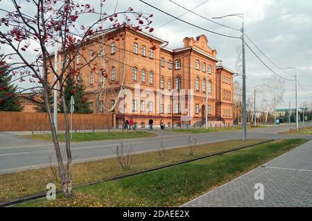 Vue sur l'ancien bâtiment du gymnase pour hommes Yenisei (1886), maintenant l'école secondaire n° 1 nommée d'après Kytmanov. Banque D'Images