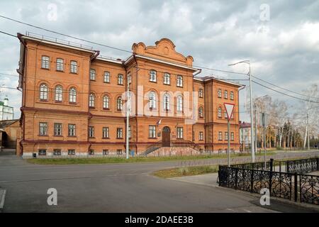 L'ancien bâtiment du gymnase pour hommes Yenisei (1886), aujourd'hui l'école secondaire n° 1 nommée d'après Kytmanov. Yeniseisk. Région de Krasnoyarsk. Russie. Banque D'Images