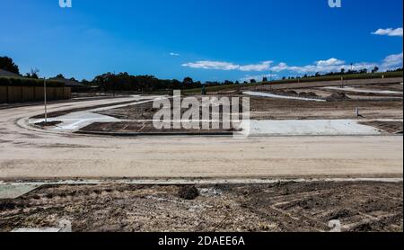 En périphérie de Melbourne, en Australie, un nouveau domaine est en construction, des machines lourdes ont terraformé le flanc de colline, des routes ont été posées. Banque D'Images