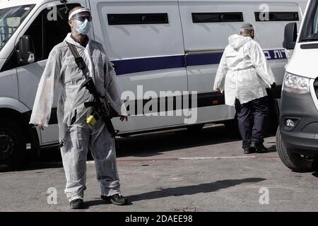 Jérusalem, Israël. 12 novembre 2020. Un agent armé de l'unité Nachson du Service pénitentiaire d'Israël surveille le transport des prisonniers à Al Moscobiyeh, le centre d'interrogatoire composé russe et la prison de Jérusalem. Crédit : NIR Amon/Alamy Live News Banque D'Images