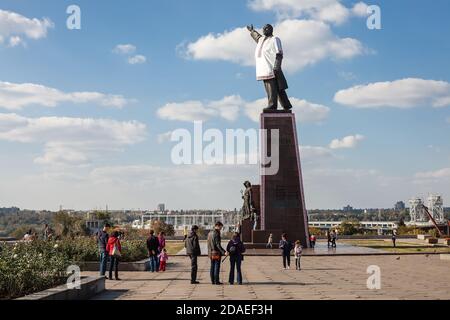 Zaporozhye, Ukraine, avril 5 Oct, 2014: Monument à Vladimir Lénine habillé en costume national ukrainien - chemise brodée (vyshivanka) Banque D'Images