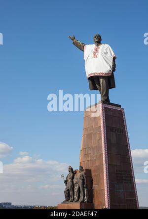 Zaporozhye, Ukraine, avril 5 Oct, 2014: Monument à Vladimir Lénine habillé en costume national ukrainien - chemise brodée (vyshivanka) Banque D'Images