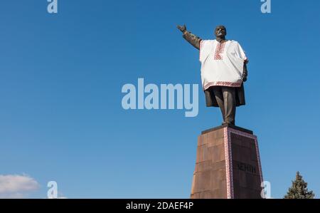 Zaporozhye, Ukraine, avril 5 Oct, 2014: Monument à Vladimir Lénine habillé en costume national ukrainien - chemise brodée (vyshivanka) Banque D'Images