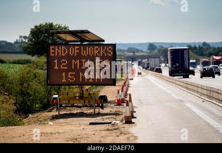 Signe de message variable mobile dans les travaux routiers sur l'autoroute M1, Angleterre. Banque D'Images