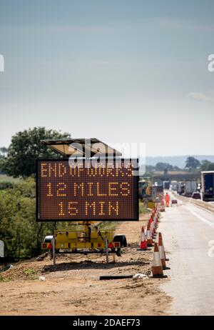 Signe de message variable mobile dans les travaux routiers sur l'autoroute M1, Angleterre. Banque D'Images