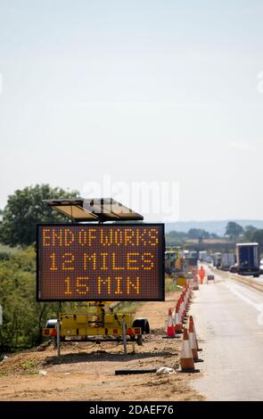 Signe de message variable mobile dans les travaux routiers sur l'autoroute M1, Angleterre. Banque D'Images