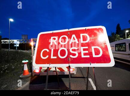 Route fermée au début des travaux de nuit sur l'autoroute M6, Angleterre, Royaume-Uni. Banque D'Images