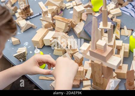 Les mains des enfants collectent un constructeur en bois, des jeux et des activités pour les enfants Banque D'Images