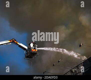 KIEV, UKRAINE - 20 juin 2017: Les pompiers en action. Les pompiers tentent d'éteindre un incendie dans une maison de trois étages à Kiev Banque D'Images
