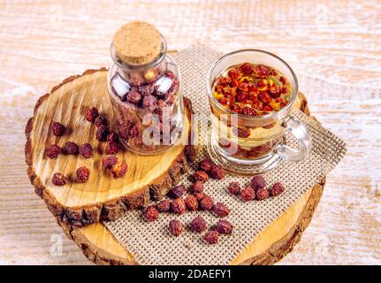 Crataegus curvisiepala Crataegus monogyna, Crataegus rhipidophylla connu sous le nom de tisane de baies d'aubépine commune ou de baies d'aubépine à simple ensemencement. Banque D'Images