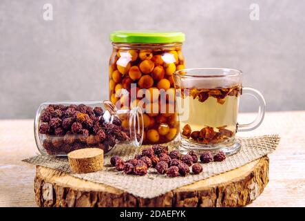 Crataegus curvisiepala Crataegus monogyna, Crataegus rhipidophylla connu sous le nom de tisane de baies d'aubépine commune ou de baies d'aubépine à simple ensemencement. Banque D'Images