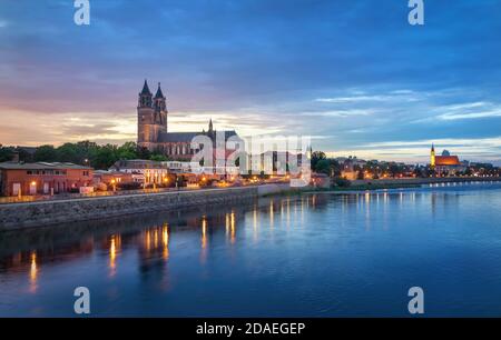 Magdebourg, Allemagne. Horizon de la ville au crépuscule avec cathédrale et rive de la rivière Elbe Banque D'Images