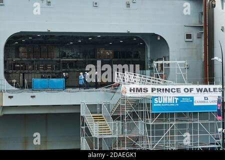 Les officiers montrent les visiteurs autour de l'intérieur caverneux du nouveau porte-avions de la Royal Navy, le HMS Prince of Wales, amarré à Pier Head, Liverpool. Banque D'Images