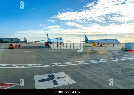 Le 4 novembre 2020, Berlin Schonefeld, les opérations sont en cours à l'aéroport de Berlin Brandenburg Willy Brandt (IATA: BER, ICAO: EDDB). Impression du tablier de l'aéroport. Deux avions Deutsche Lufthansa sur le tablier. | utilisation dans le monde entier Banque D'Images