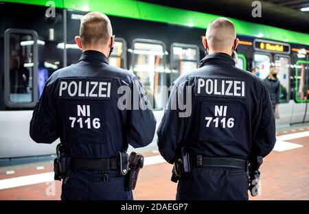11 novembre 2020, Basse-Saxe, Hanovre: Les policiers vérifient le respect de l'obligation de masque dans une gare de la ville. La police concentrera ses contrôles sur le respect de l'obligation de porter des masques dans les transports publics et dans les zones fortement fréquentées de l'espace public. Photo: Hauke-Christian Dittrich/dpa Banque D'Images