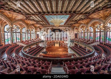 Barcelone, Espagne - 24 février 2020 : sièges côté balcon avec vitraux dans la salle de musique de Catalogne Banque D'Images