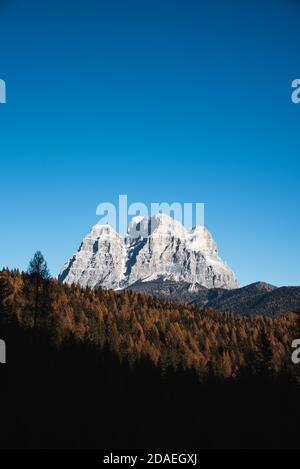 Vue d'automne sur le mont Pelmo dans les Dolomites Banque D'Images