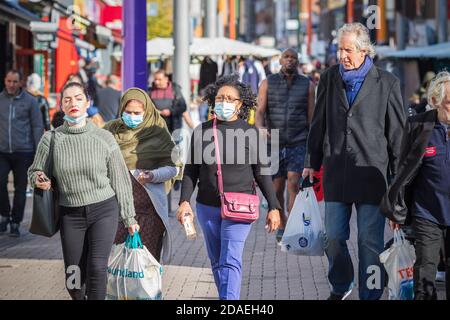Londres, Royaume-Uni - 3 novembre 2020 - personnes portant un masque facial lors de leurs achats sur le marché de Walthamstow Banque D'Images
