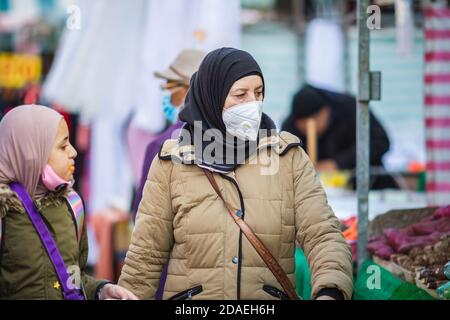 Londres, Royaume-Uni - 3 novembre 2020 - une femme musulmane asiatique portant un masque facial et un hijab lorsqu'elle magasinait sur le marché de Walthamstow Banque D'Images