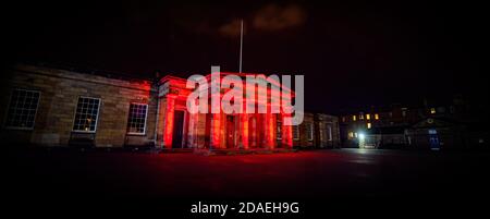 L'Edinburgh Academy s'est illuminée de lumière rouge dans le cadre de la campagne #LightUpRed2020 organisée par Poppy Scotland pour commémorer le jour du souvenir 2020. La COVID-19 a eu un impact considérable sur la capacité de l'organisation à gérer des collections de rue cette année et la campagne lit Up Red les a aidés à sensibiliser le public au Scottish Poppy Appeal. L'Edinburgh Academy est une école indépendante à Edimbourg, en Écosse, qui a ouvert ses portes en 1824. Le bâtiment principal de l'école principale, avec sa façade grecque dorique, a été conçu par l'architecte William Burn. Banque D'Images