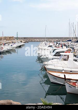 San Bartolomeo al mare - Imperia, Italie - 19 juillet 2019 : bateaux amarrés au port touristique de San Bartolomeo al mare Banque D'Images