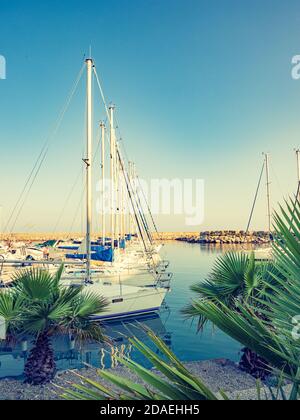 San Bartolomeo al mare - Imperia, Italie - 19 juillet 2019 : bateaux amarrés au port touristique de San Bartolomeo al mare Banque D'Images