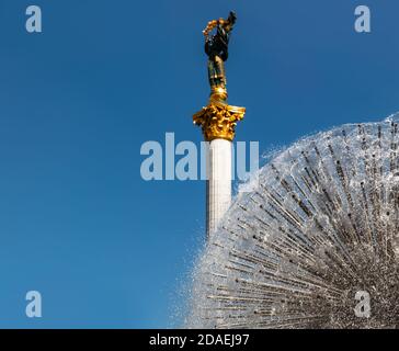 Fontaine sur la place de l'indépendance à Kiev. Le pissenlit forme une fontaine d'eau de parc contre le ciel bleu Banque D'Images