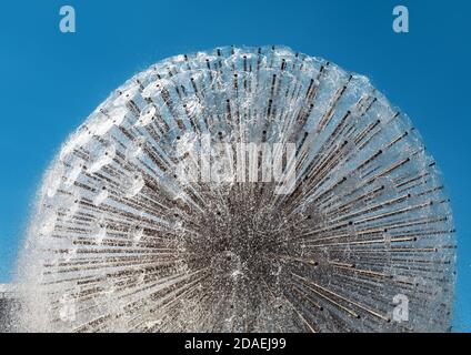 Fontaine sur la place de l'indépendance à Kiev. Le pissenlit forme une fontaine d'eau de parc contre le ciel bleu Banque D'Images