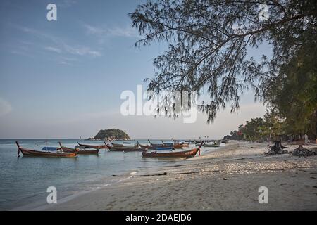 Koh Lipee, Thaïlande, février 2009. Hors-bord à la plage dans le parc marin national de Tarutao. Banque D'Images