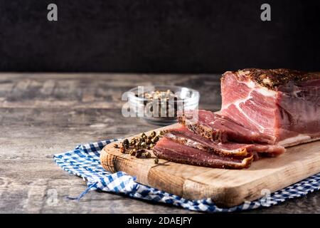 Viande séchée et fumée sur une table en bois Banque D'Images