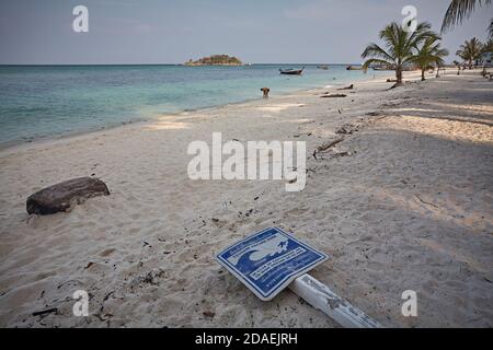 Koh Lipee, Thaïlande, février 2009. Un panneau d'avertissement de tsunami a été lancé sur la plage dans le parc marin national de Tarutao. Banque D'Images