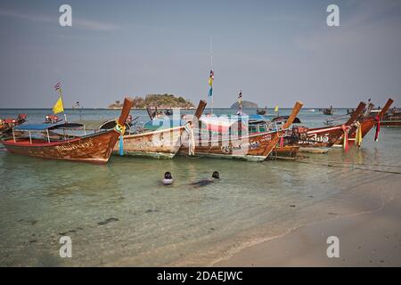 Koh Lipee, Thaïlande, février 2009. Hors-bord à la plage dans le parc marin national de Tarutao. Banque D'Images