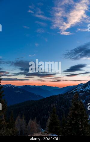 vue imprenable sur le coucher du soleil sur les sommets enneigés de les alpes italiennes en automne Banque D'Images