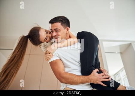 Couple aimant se serrer et s'amuser à la maison Banque D'Images