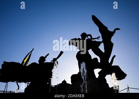 KIEV, UKRAINE - 04 mai 2017 : silhouette du monument des fondateurs de Kiev sur la place de l'indépendance. Kyi, Shchek et Khoryv sont trois frères légendaires, Banque D'Images