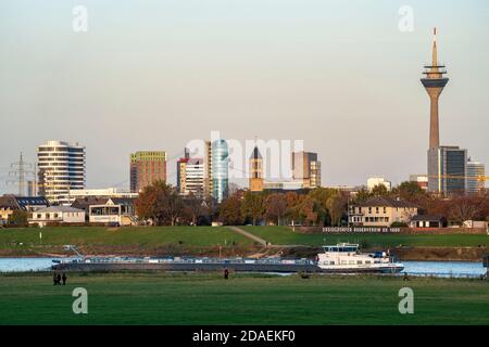 Horizon de Düsseldorf, avec tour du Rhin, maisons dans le Media Harbour, cargo sur le Rhin, prés du Rhin de Neuss, NRW, Allemagne, Banque D'Images