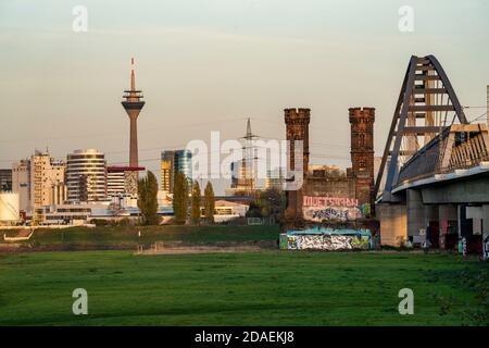 Horizon de Düsseldorf, avec tour du Rhin, maisons dans le port des médias, pont ferroviaire de Hammer sur le Rhin, prés du Rhin de Neuss, vestiges de l'ancien Banque D'Images