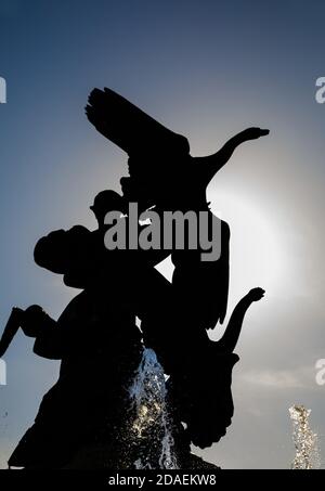 KIEV, UKRAINE - 04 mai 2017 : silhouette du monument des fondateurs de Kiev sur la place de l'indépendance. Kyi, Shchek et Khoryv sont trois frères légendaires, Banque D'Images