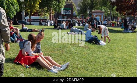 KIEV, UKRAINE - 04 mai 2017 : les jeunes se reposent sur la pelouse verte lors d'une journée de printemps ensoleillée. Les citoyens ont un repos sur la pelouse au Squar de l'indépendance Banque D'Images