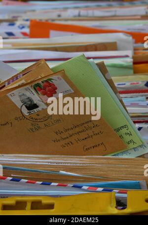 Himmelpfort, Allemagne. 12 novembre 2020. Une boîte avec le courrier de Noël de Taiwan est debout à Himmelpfort. Jusqu'à la veille de Noël, il répondra à nouveau aux lettres des enfants d'Allemagne et du monde entier avec le soutien de ses 20 aides qui travaillent dur. Cependant, en raison du danger continu d'infection de corona, il n'y aura malheureusement pas de bureau de poste de Noël accessible au public cette année et le Père Noël et ses anges ne peuvent pas être visités dans le village de Noël. Credit: dpa Picture Alliance/Alay Live News Banque D'Images