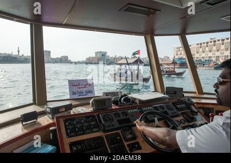 Une vue depuis la cabine d'un bateau-taxi sur Dubai Creek, Dubaï. Banque D'Images