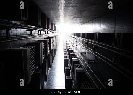 Image en noir et blanc du ciel vue à travers l'écart d'un complexe de bâtiments, Hong Kong Banque D'Images