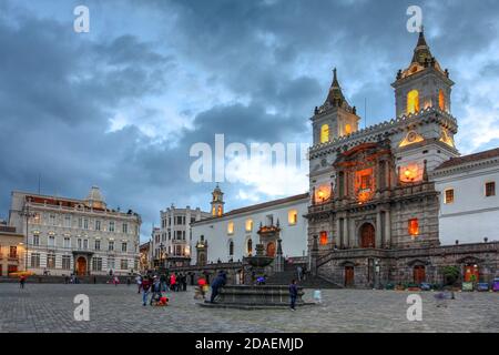 Crépuscule sur la Plaza de San Francisco, Quito, Equateur, avec église et couvent d'el San Francisco et Palacio Gangotena. Banque D'Images