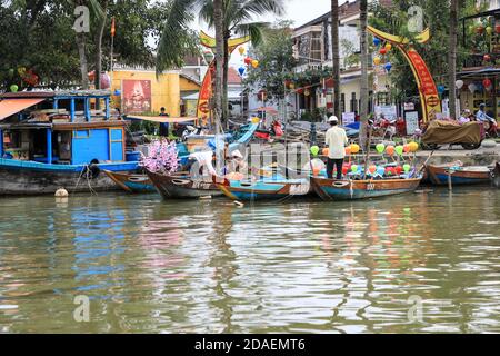Bateaux touristiques colorés sur le Thu bon River, Hoi an, Vietnam, Asie Banque D'Images