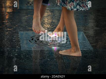 KIEV, UKRAINE - 05 juin 2018: Enfants gaies et heureux jouant dans une fontaine d'eau et appréciant les ruisseaux frais de l'eau en une journée chaude. Été chaud. Banque D'Images