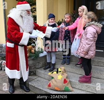 Himmelpfort, Allemagne. 12 novembre 2020. Les enfants de l'école primaire présentent le Père Noël à Himmelpfort avec leurs propres listes de souhaits et ceux de leurs camarades de classe. Jusqu'à la veille de Noël, il répondra à nouveau aux lettres des enfants d'Allemagne et du monde entier avec le soutien de ses 20 aides qui travaillent dur. Cependant, en raison du danger continu d'infection de corona, il n'y aura malheureusement pas de bureau de poste de Noël accessible au public cette année et le Père Noël et ses anges ne peuvent pas être visités dans le village de Noël. Credit: dpa Picture Alliance/Alay Live News Banque D'Images